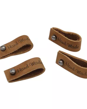 Кожаная бирка с кнопкой 'Hand Made' арт. АРС-23050-1-АРС0001204779 Кожаная бирка с кнопкой 'Hand Made' арт. АРС-23050-1-АРС0001204779